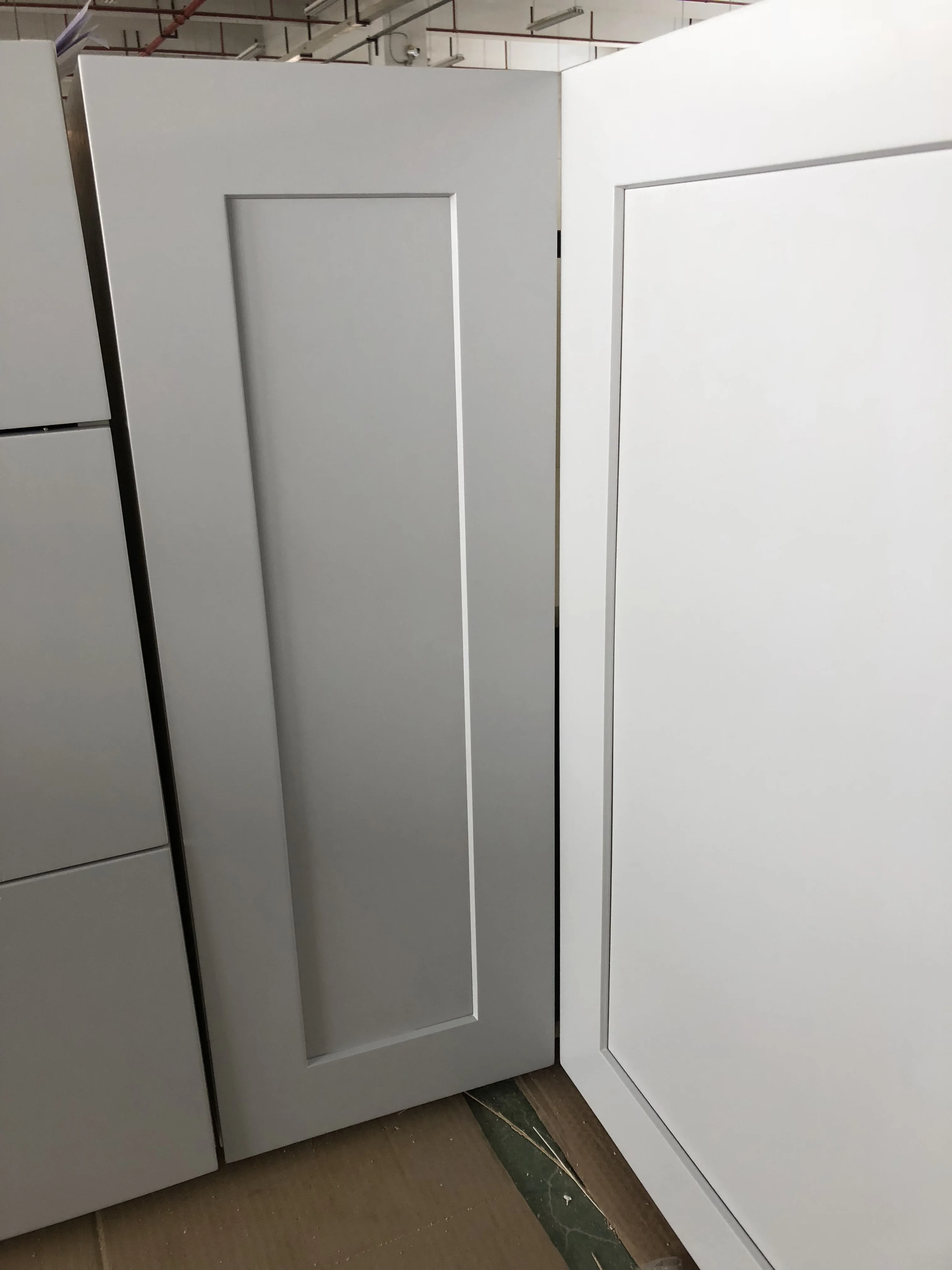 Современные двери в стиле шейкера кухонные шкафы из цельного дерева с