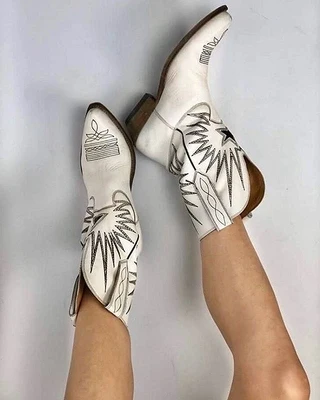 Vinapobo бренд вышитые ковбойские сапоги Вестерн для Для женщин обувь на среднем квадратном каблуке с острым носком; высокое качество сапоги до колена женская обувь