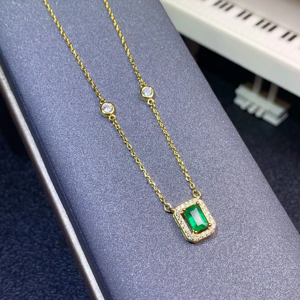 natural Columbia emerald pendant S925 silver inlaid the main stone size: 4* 6 mm S925 silver necklace