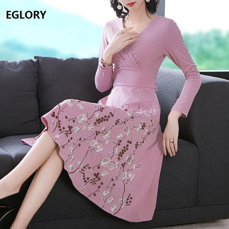 

Slim Fit & Flare Dress 2019 Autumn Fashion Pink Green Dress Women V-Neck Back Bow Elegant Party Exquisite Embroidery Dress XXL