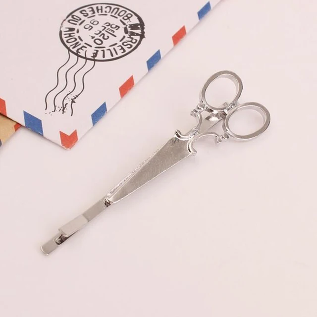 세련되고 매력적인 평화 모양의 금속 잎 헤어 클립으로 머리에 화려하고 세련된 터치를 더하세요.