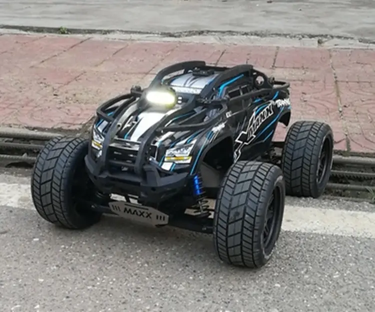 Skala Rakasa truk Traxxas X-Maxx 