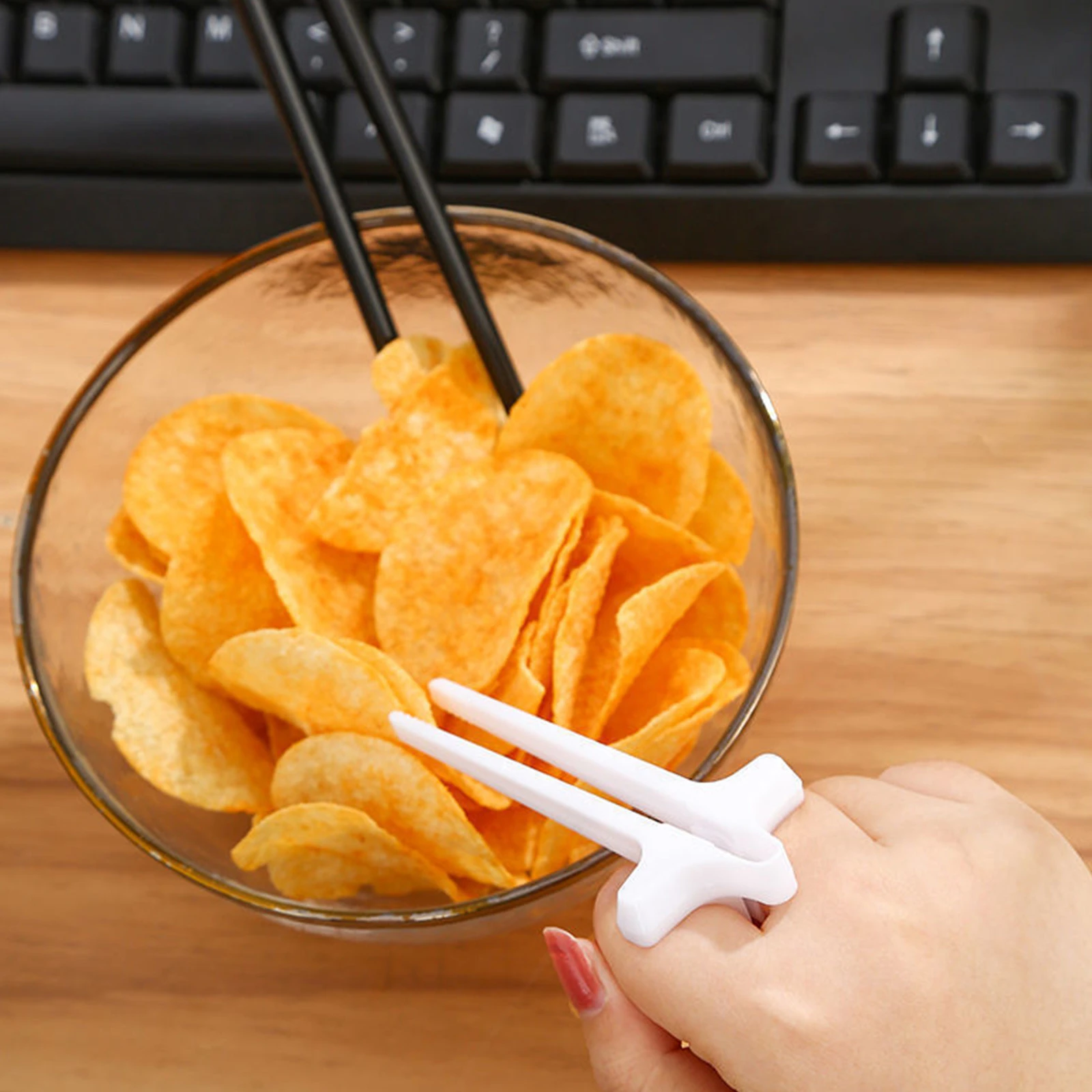 Gaming-Snack-Essstäbchen Für Gamer Snackzangen Aus Kunststoff Lazy Auxiliary Clamp JINGLING Finger-Essstäbchen Spielfinger-Kartoffelchip-Zange Gaming-Snack-Essstäbchen Für Gamer Snackzangen Aus Kunststoff Lazy Auxiliary Clamp JINGLING Finger-Essstäbchen Spielfinger-Kartoffelchip-Zange