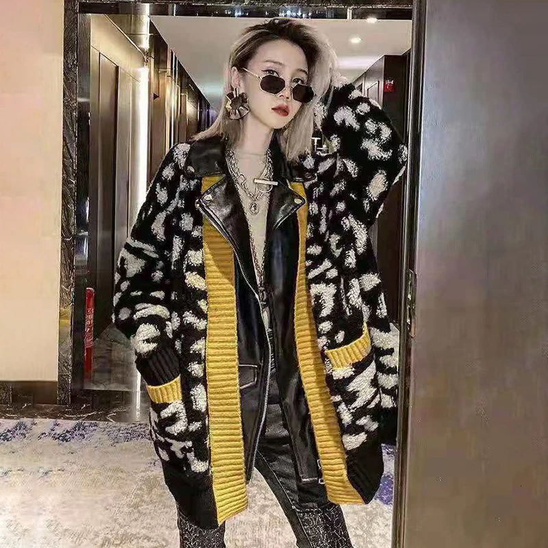 TWOTWINSTYLE Леопардовый лоскутный свитер из искусственной кожи для женщин воротник с лацканами длинный рукав хит цвет вязаный осенний свитер женский