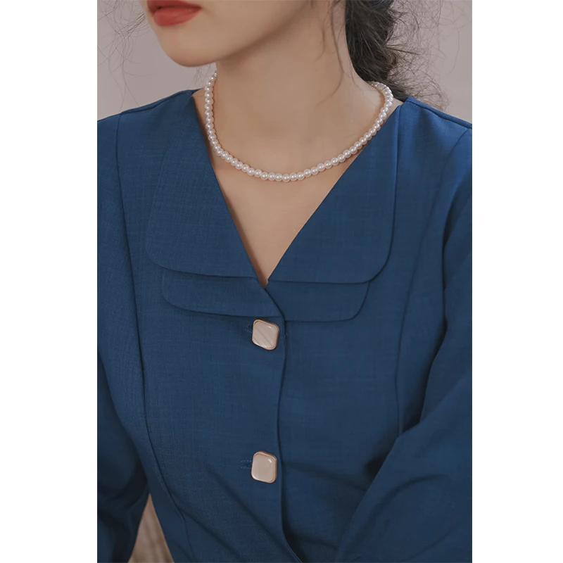 The new autumn and winter long-sleeved French retro elegant Hepburn style dress shows white lake blue