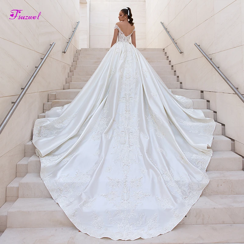 

Fsuzwel Gorgeous Appliques Royal Train Satin A-Line Wedding Dresses 2020 Luxury Beaded Scoop Neck Vintage Bridal Gown Plus Size