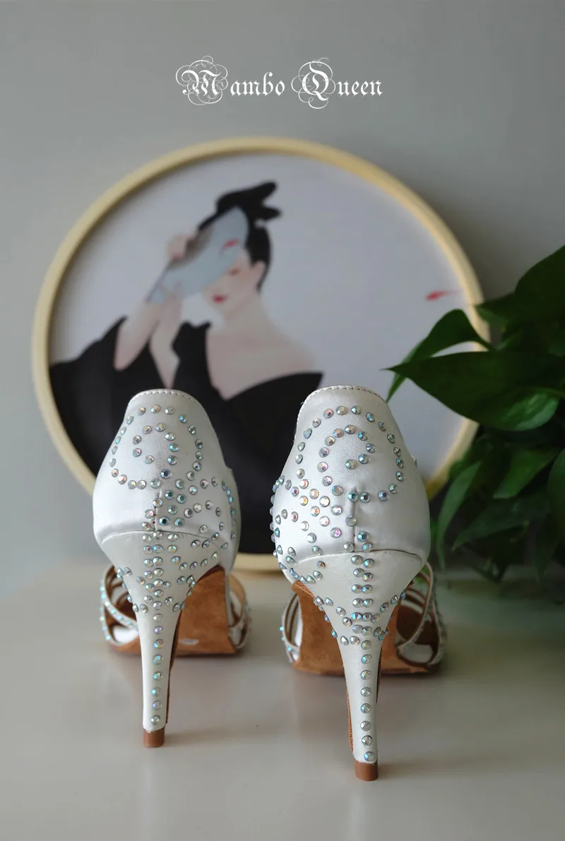 Mambo queen/танцевальная обувь для бальных танцев, латинских танцев, сальсы; женская обувь для латинских танцев; шелковый атлас; блестящие стразы; профессиональная обувь с мягкой подошвой белого цвета