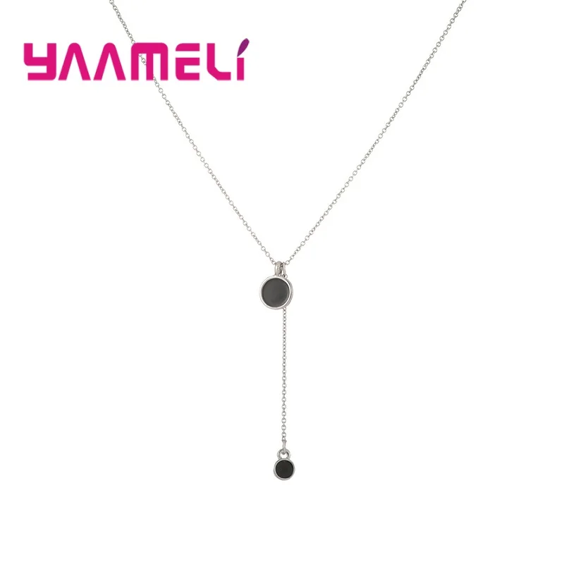 Collar de cadena Yameli de plata de ley con un diseño en forma de Y que presenta dos dijes circulares negros.