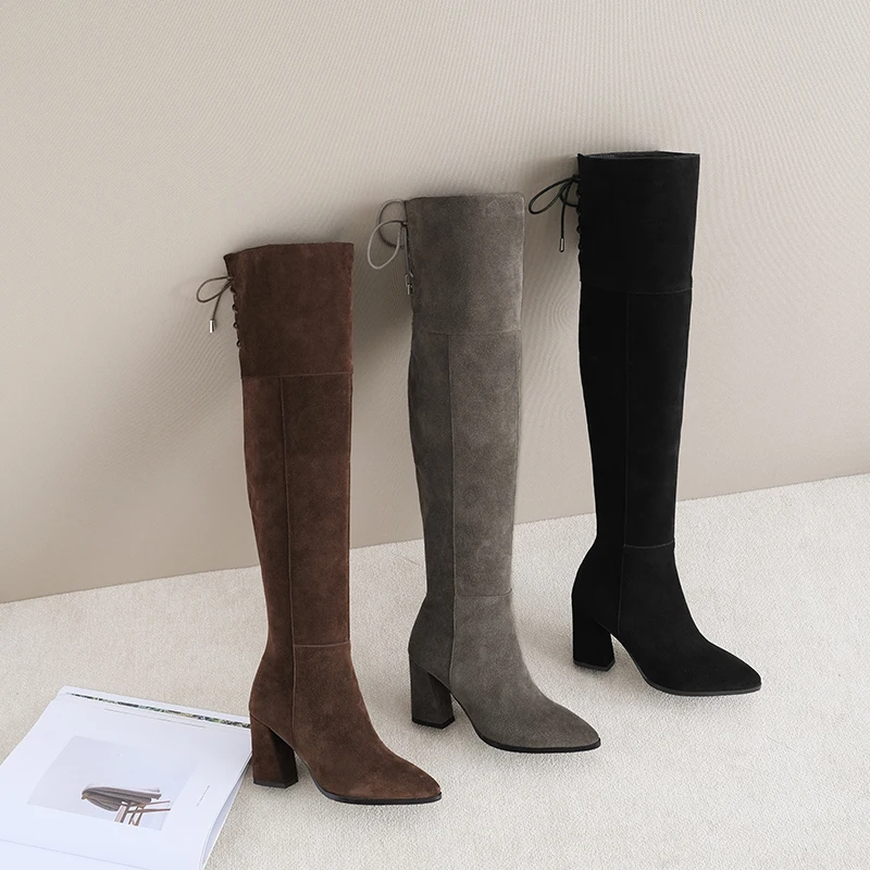 Ботфорты выше колена на высоком квадратном каблуке 8 см пикантные женские зимние сапоги до бедра из натуральной замши с острым носком серого цвета LDI14 muyisxi
