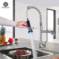 Torneira de cozinha escovada com luz led flexível para puxar, água quente e fria, único punho giratório, cabeça portátil