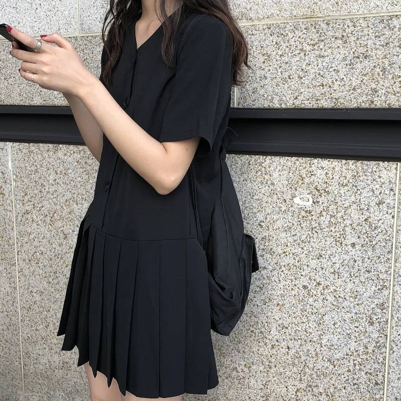 

French Retro Hepburn Style Small Black Women 2019 New Summer V-neck Temperament Thin Black Pleated Dress