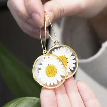 

Resin Dry Daisy Pressed Flower Earring Women Gold Dangle Earrings Botanical Jewelry Mother Gift