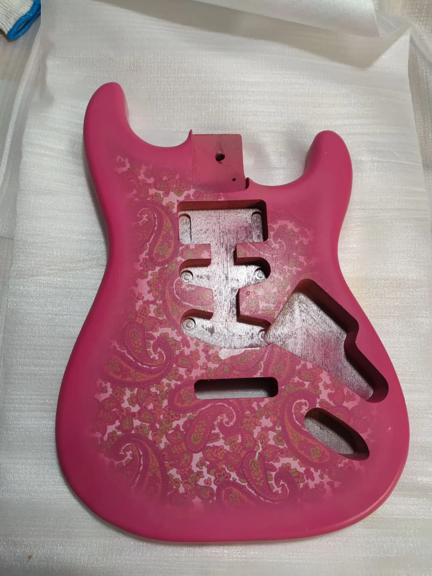 早割販売中 Stスタイルのエレキギター 半中空バレルエレキギターパーツ ピンクの描画 ギターボディ 大阪買い Grupoplasti Com Br