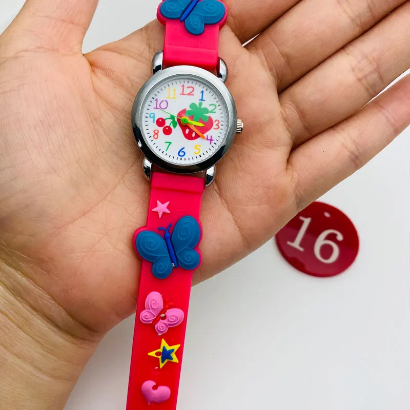 Reloj analógico infantil, color rosa con dibujos de fresas. Regalo para niña  