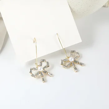 

Glamour Fashion Earrings Temperament Korean Version Of The New Simple Super Flash Crystal Bow Female Face Thin Earrings