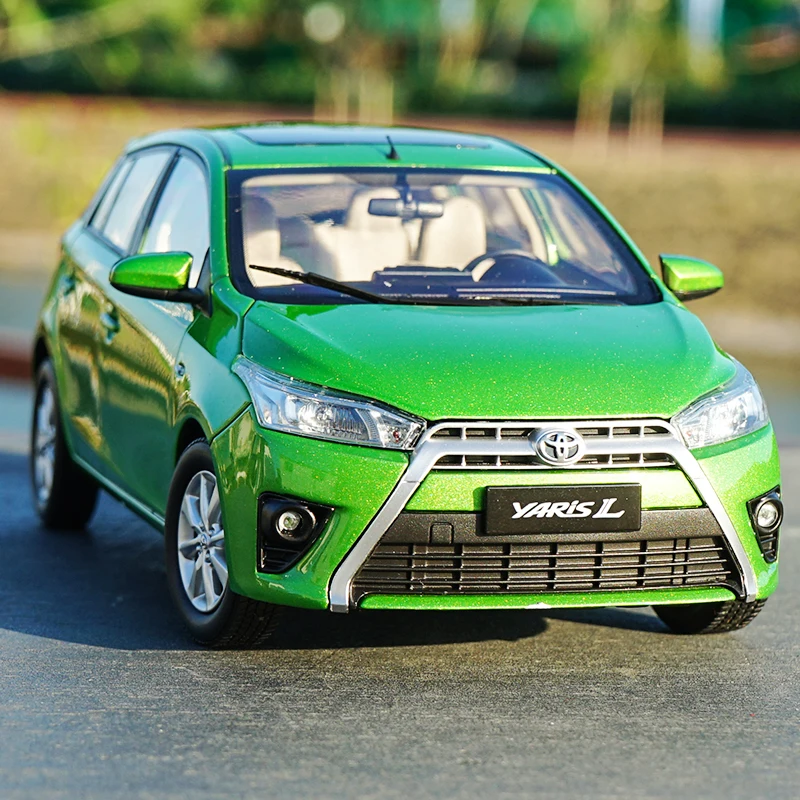 Авторизованный завод 1:18 Toyata Yaris L модель автомобиля, классические модели игрушечных автомобилей для подарка, коллекция