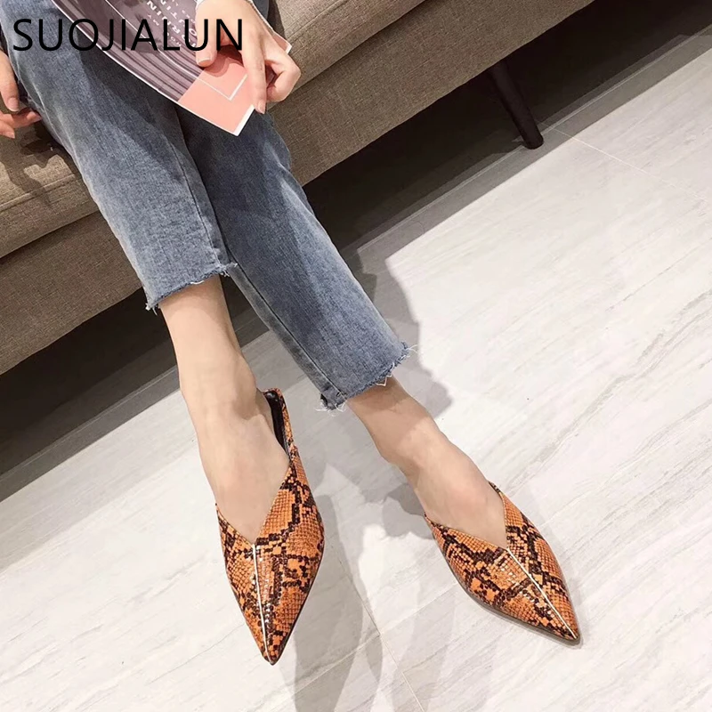 SUOJIALUN/Женская обувь без задника на низком каблуке; шлёпанцы с острым носком; женские открытые сандалии из змеиной ткани