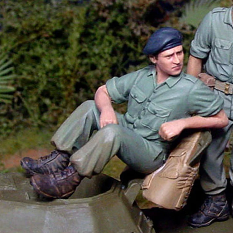 Unpainted Soldier APC Commander GK Resin Figure 1/35 Scale Model Kit