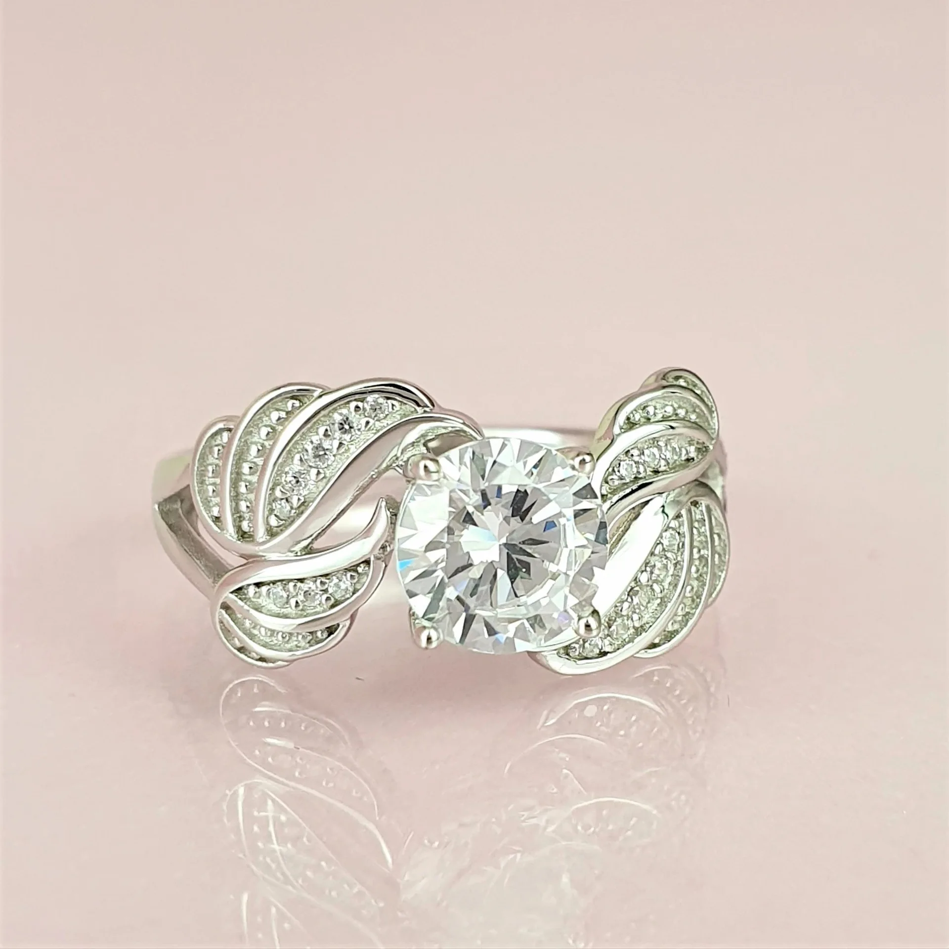 

Creative Angel Wings Ring with Feather Shape Inlaid Round Zircon Ring for Women Party Wedding Jewelry Accessories