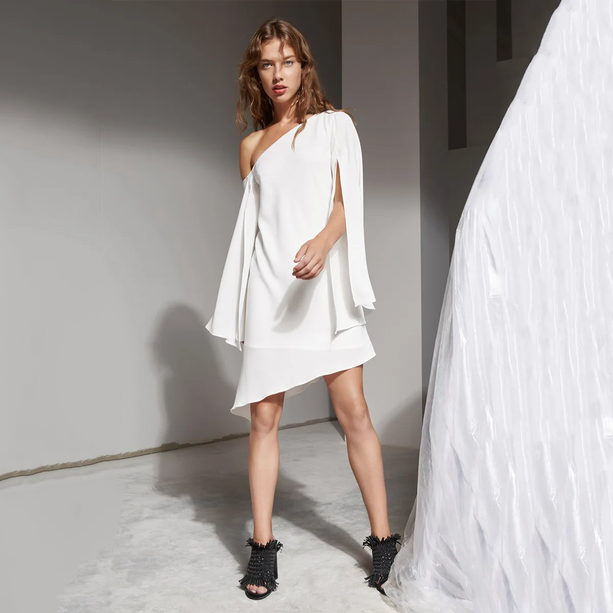 

2020 Autumn Europe And America Women's Simple Split Cloak Sleeve Non-symmetrical Hem Oblique off-Shoulder Solid Color Dress Wome