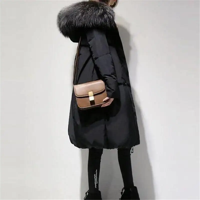 Black Размера плюс 6XL зимние Для женщин Свободные теплая плотная куртка Женский из искусственного шелка и Сатина меховой воротник с капюшоном хлопковая куртка-пуховик парки верхняя одежда, одежда для девочек - Цвет: Black