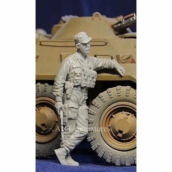 

1/35 Resin Model Building Kit Figure Officer