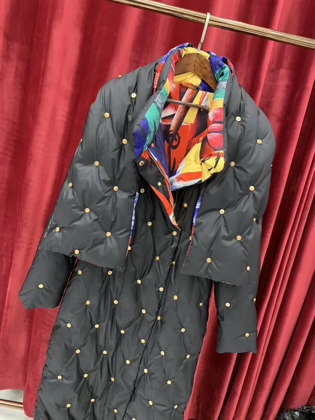 Модная зимняя женская Лоскутная куртка-пуховик из утиного пуха, пальто, высококачественные парки, женское плотное черное теплое пальто с заклепками и воротником-шарфом