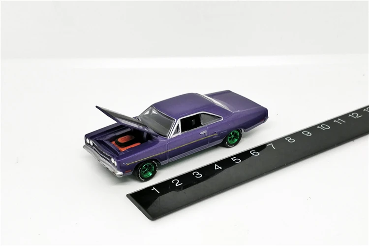 Зеленый светильник 1: 64 Plymouth Road Runner Graveyard бутик сплава автомобиля игрушки для детей Детские игрушки модель оптом