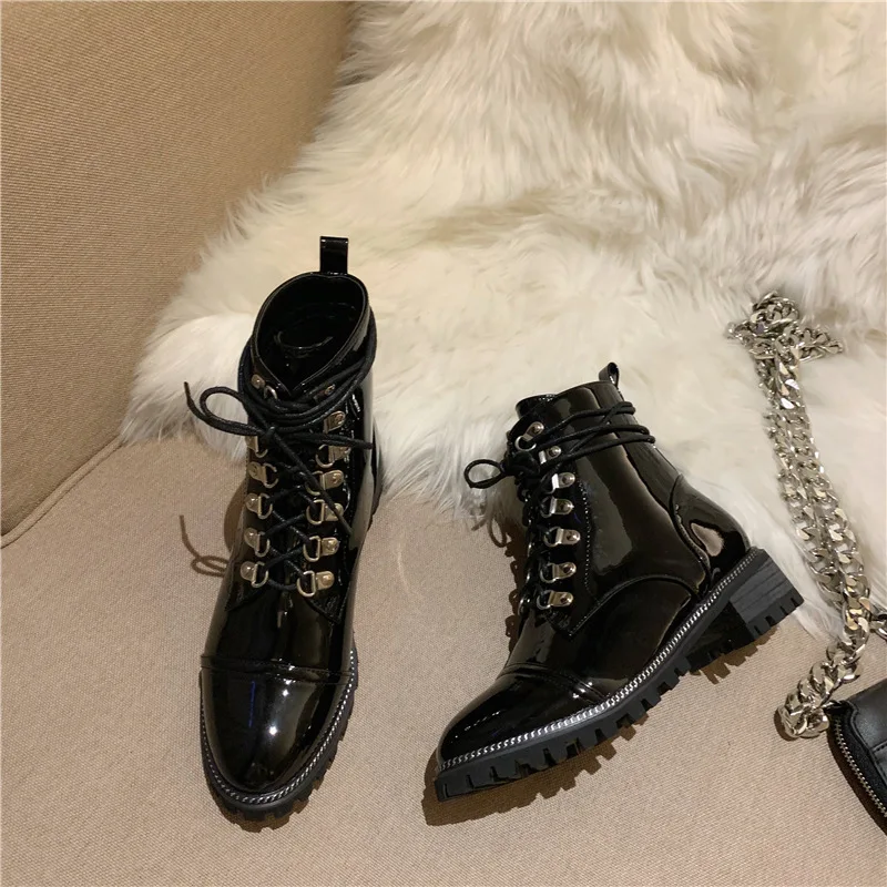 Женские резиновые ботинки; обувь в стиле рок; женские ботинки на низком каблуке со шнуровкой; роскошные дизайнерские ботинки с заклепками и круглым носком; женские резиновые ботинки Martin