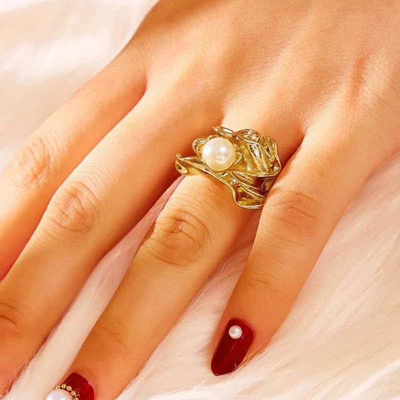 

Trendy Gold Round Embed Simulated Pearl Flower Rings Women Wedding Party Delicate Irregular Flower Finger Ring Statement R0169