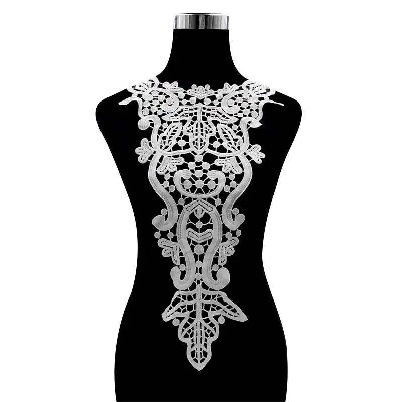 Applicazione con colletto in pizzo con fiori ricamati decorazione in