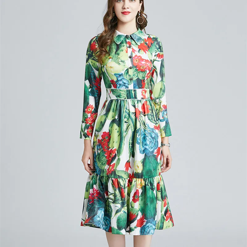Женское модельное платье с цветочным принтом зеленое однобортное праздничное со