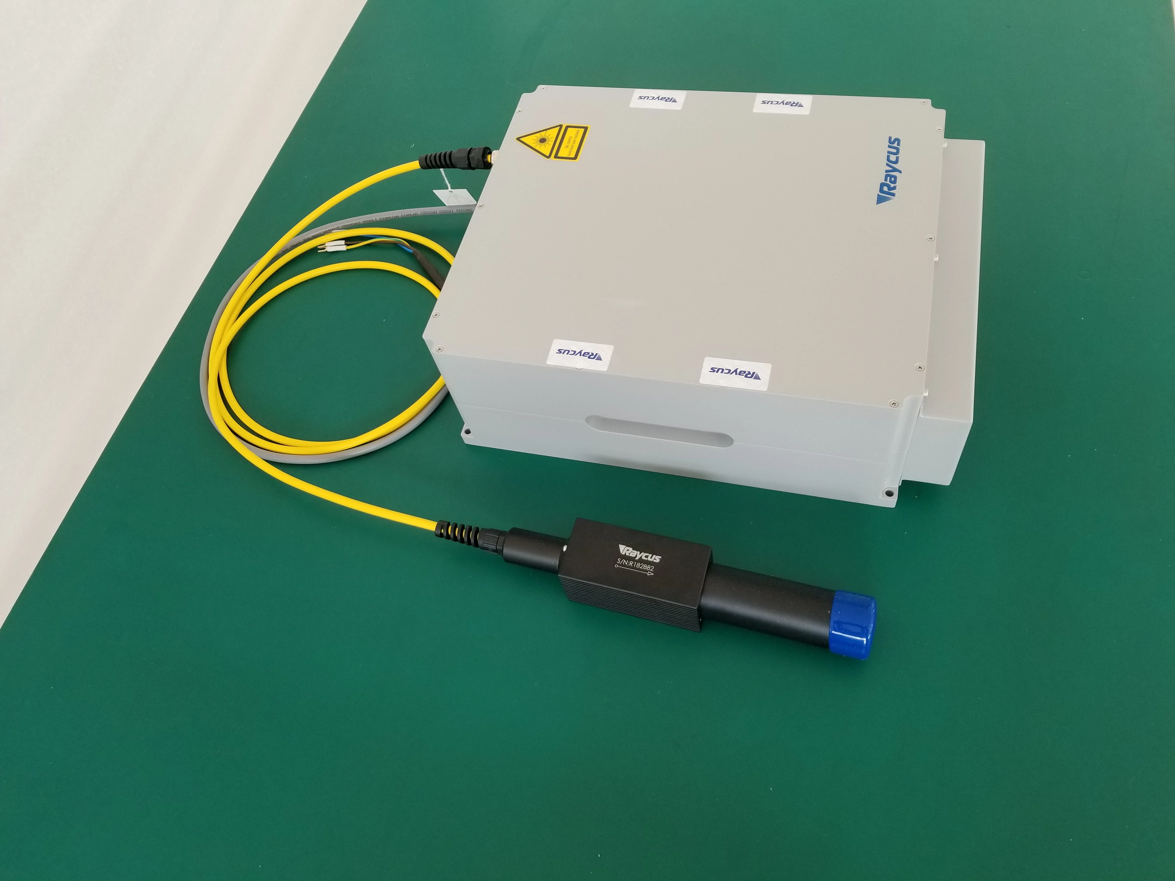 Горячая продажа Бесплатная доставка до двери 20 Вт raycus волоконный лазерный