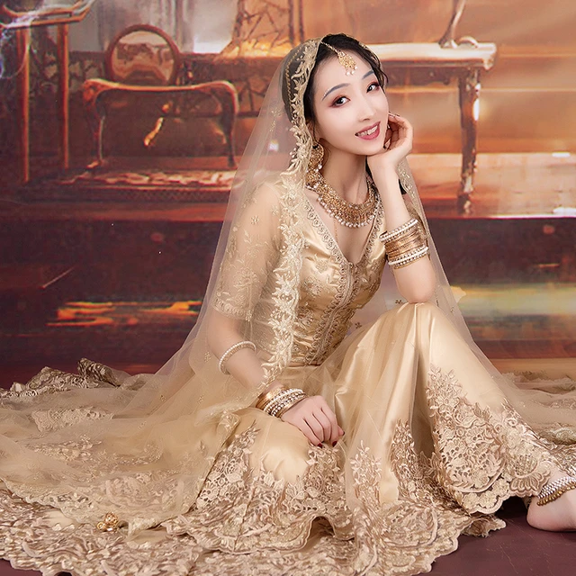 Impresionante Mujer India Casada Vestida Con Ropa De Boda Tradicional Hindú  Sari Bordada Con Joyas De Oro Y Un Velo Sonríe Tiernamente Con Espacio  Adicional Para Copiar, Concepto Del Festival Diwali Con