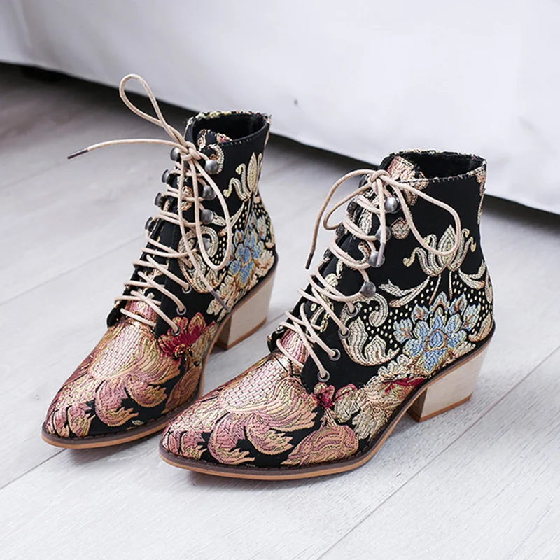Женские ботинки в стиле ретро; ботильоны с вышивкой в этническом стиле; обувь на плоской подошве с острым носком на шнуровке; теплые ковбойские ботинки; Botas Mujer; Прямая поставка