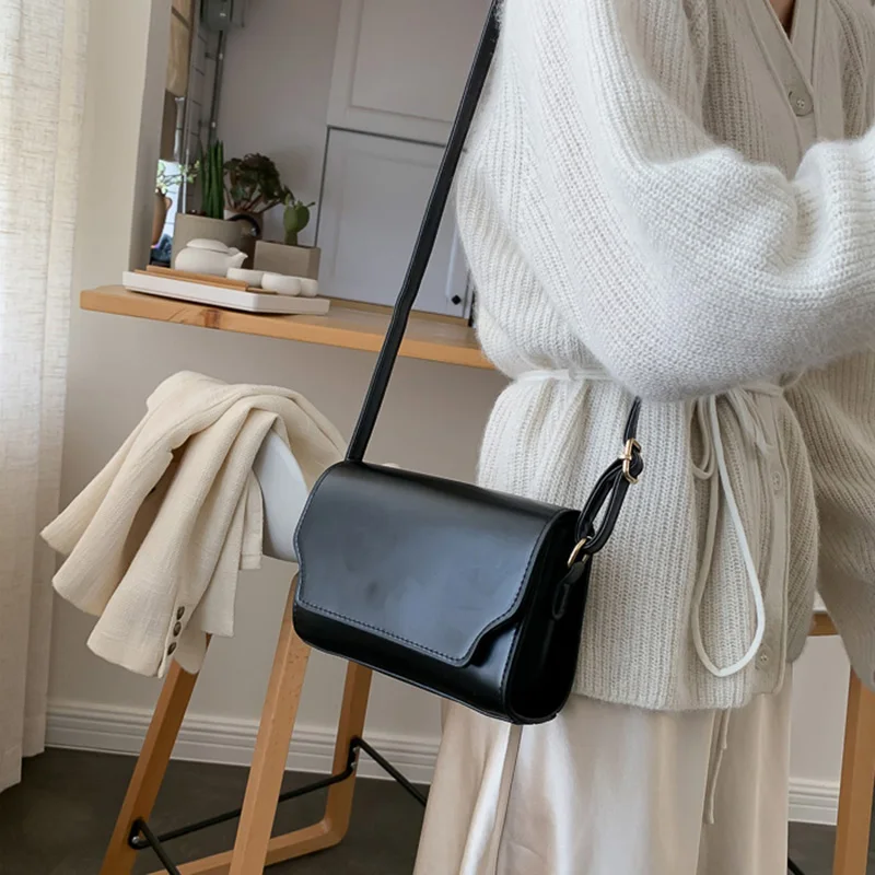 

Роскошная дизайнерская дамская сумочка из искусственной кожи, новинка 2021, трендовая сумка на одно плечо, однотонная маленькая квадратная сумка-мессенджер с пряжкой