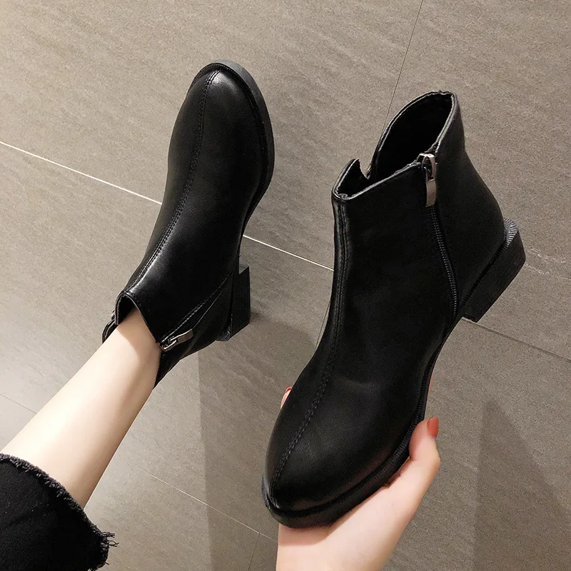 Модные черные ботильоны женские короткие ботиночки на плоской подошве с боковой