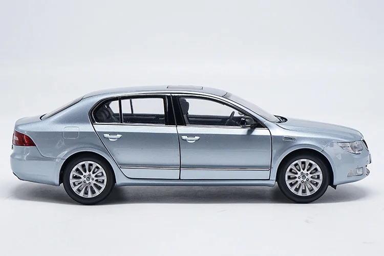 1:18 Skoda Superb сплав модель автомобиля статические металлические модельные автомобили оригинальная коробка для коллекции подарков