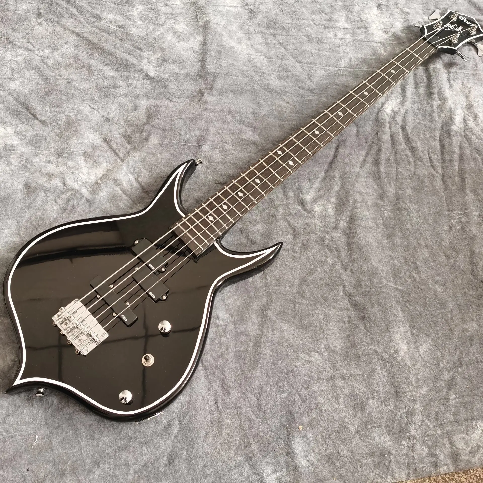 

Electric bass guitar.black color top 4 stings bass gitaar.rosewood fingerboard.high quality pickups bass guitarra.real photo