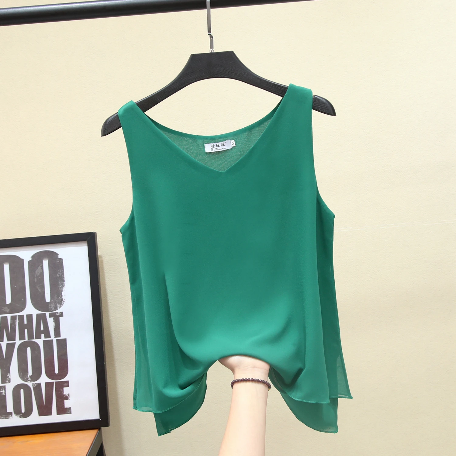 Женская шифоновая блузка без рукавов однотонная с v образным вырезом большие