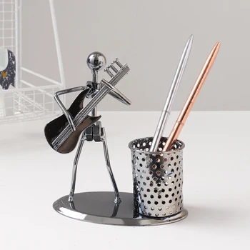 

UPSCALE METAL CRAFTS CREATIVE ORNAMENTS FASHION IRON GUITARIST MODEL PEN HOLDER OFFICE STOREAGE TOOL FURNISHING ART DECORATIONS