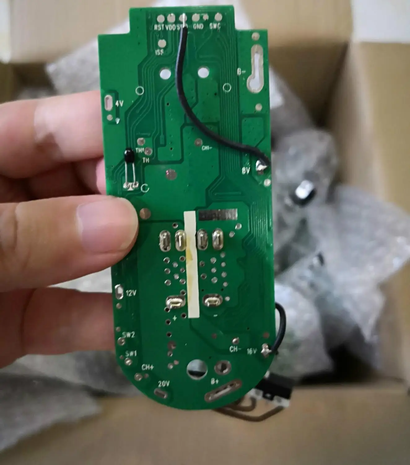 

Upgrade V8 pcb for Dyson v8 vacuum cleaner li-ion Battery without Charge socket and Swiches