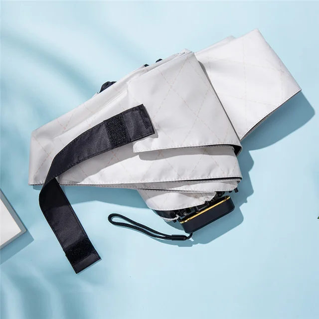 햇빛에 타지 않고 세련된 스타일을 유지하는 컴팩트하고 스타일리시한 자외선 차단 우산