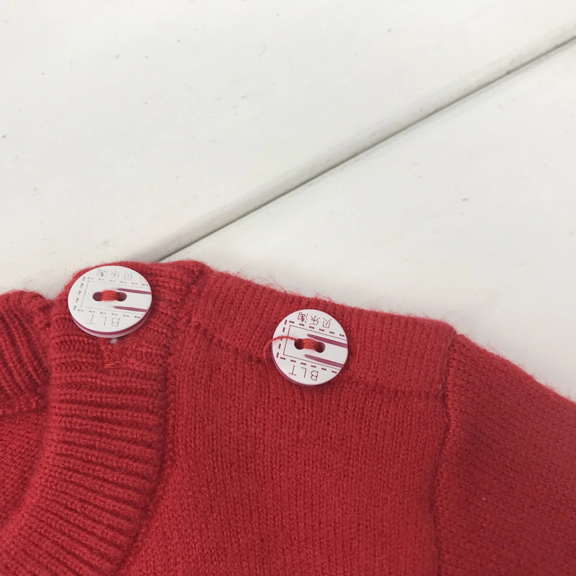 Новинка года; Стильный пуловер с длинными рукавами и вырезом лодочкой Детский свитер с пуговицами на плечах свитер для маленьких детей Лидер продаж