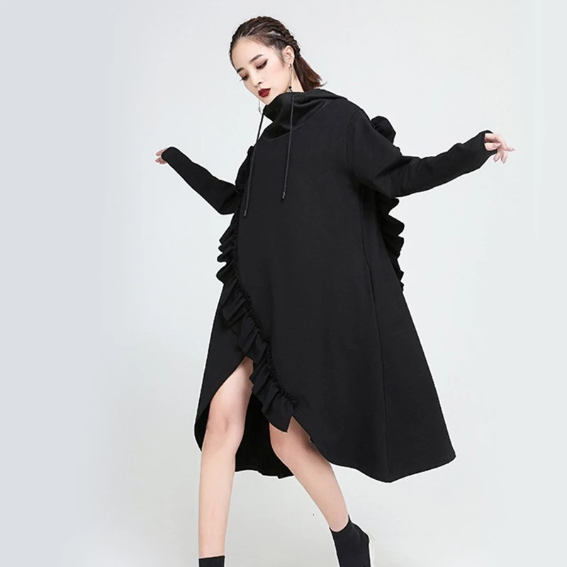 Женский свитер с капюшоном TWOTWINSTYLE черный длинным рукавом асимметричным подолом