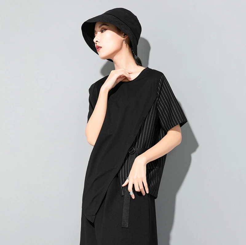 [EAM] Женская футболка в белую полоску с асимметричным разрезом новая модная