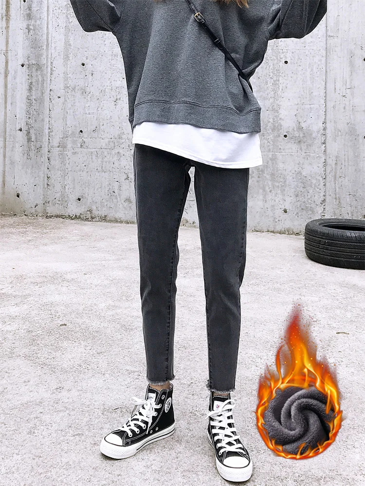 FINEWORDS черные бархатные Утепленные зимние джинсы, корейские теплые Джинсы бойфренда с флисом, Свободные повседневные хлопковые джинсы с высокой талией