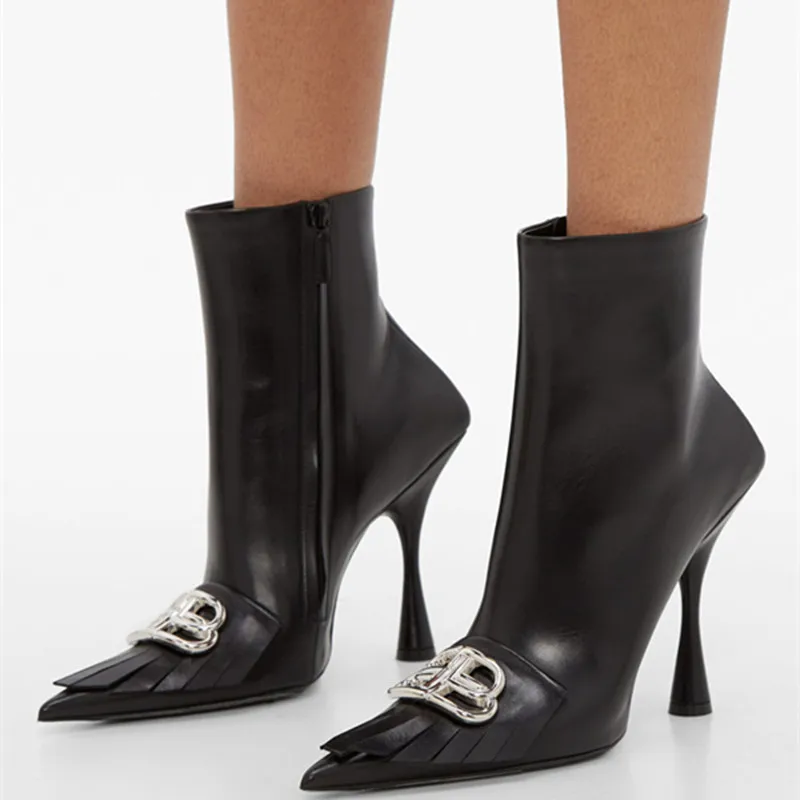 Женские ботильоны с острым носком; обувь на высоком каблуке-шпильке с боковой молнией; пикантная обувь черного цвета в стиле ретро и панк с металлическими украшениями и бахромой; новое поступление
