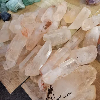 

Natural White Crystal, Rough Rough Stone Crystal Has Healing Reiki Effect for Home Decor And gardens.