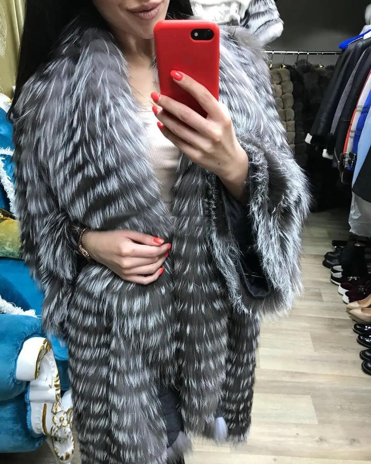 Новый натуральным лисьим мехом пальто из серебристого лисьего меха плотная